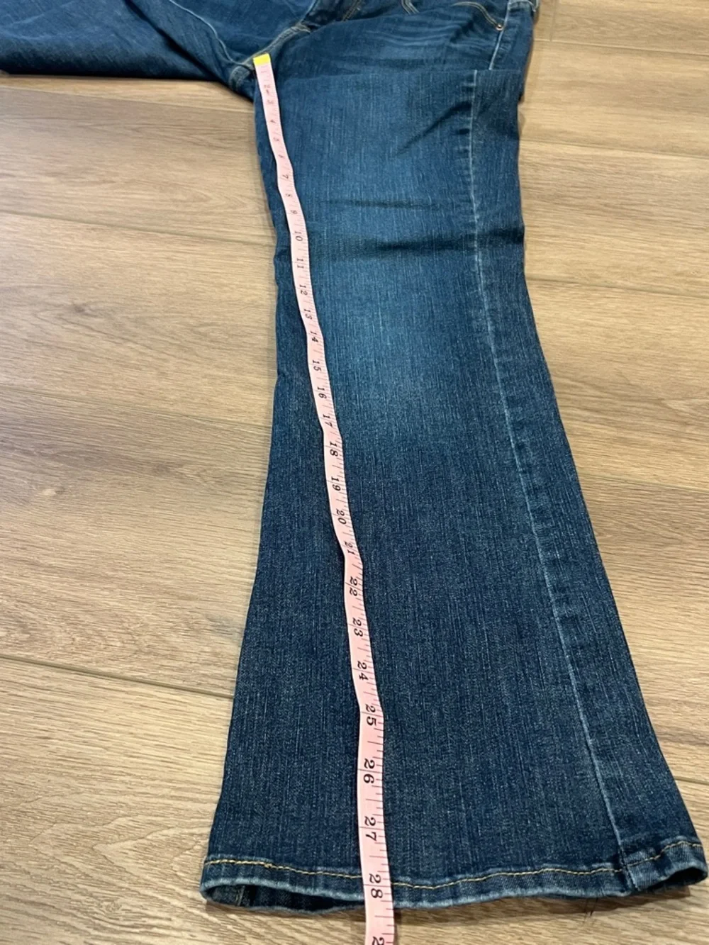 Signature by Levi Strauss Totally Shaping Bootcut Jeans Size 2S - Picture 3 of 12